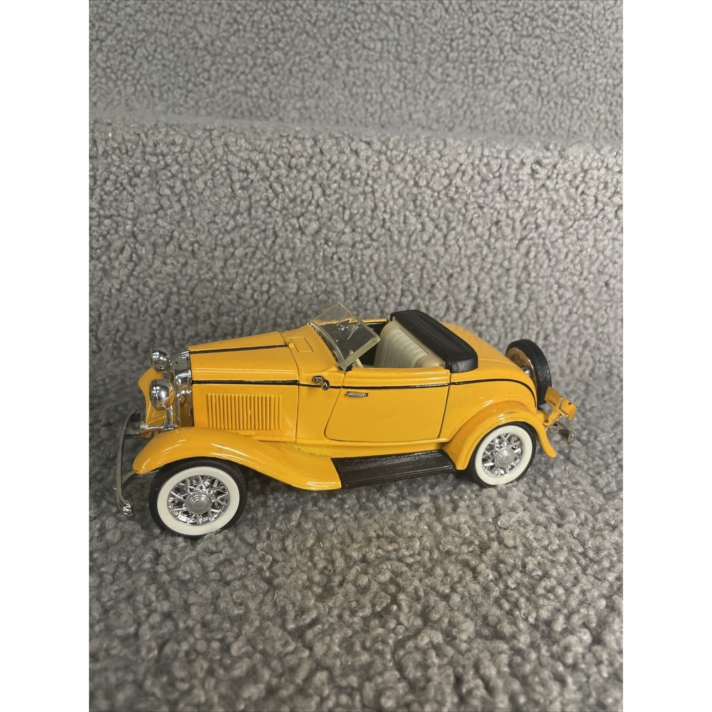 Signature  1:24‎ 1932 Ford Cabriolet Convertible Yellow  No. SS7723